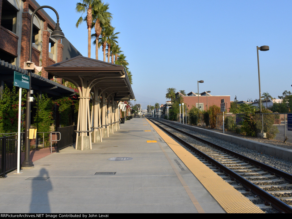 Redlands Downtown Station also has a different platform only served by the Metrolink locomotive hauled trains that use the Bombardier and Hyundai-Rotem Bilevel consists